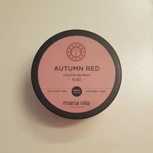  - En colour refresh hårfärg i färgen AUTUMN RED från maria nila. Fick den i present och har därför inget kvitto, men det var inte rätt nyans så jag säljer den nu. Självklart så är den oöppnad. Fraktkostnad ingår i priset.
