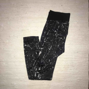  - Svart-mönstrade trekvartsträningsbyxor från H&M i stl. S