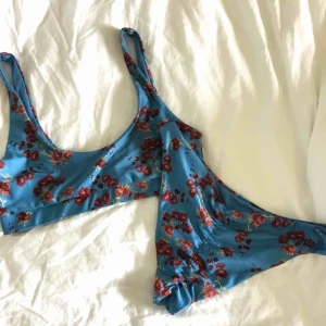  - Bikini från hannalicious x Nakd, jättefin, skön! använd ett fåtal gånger. Frakt tillkommer