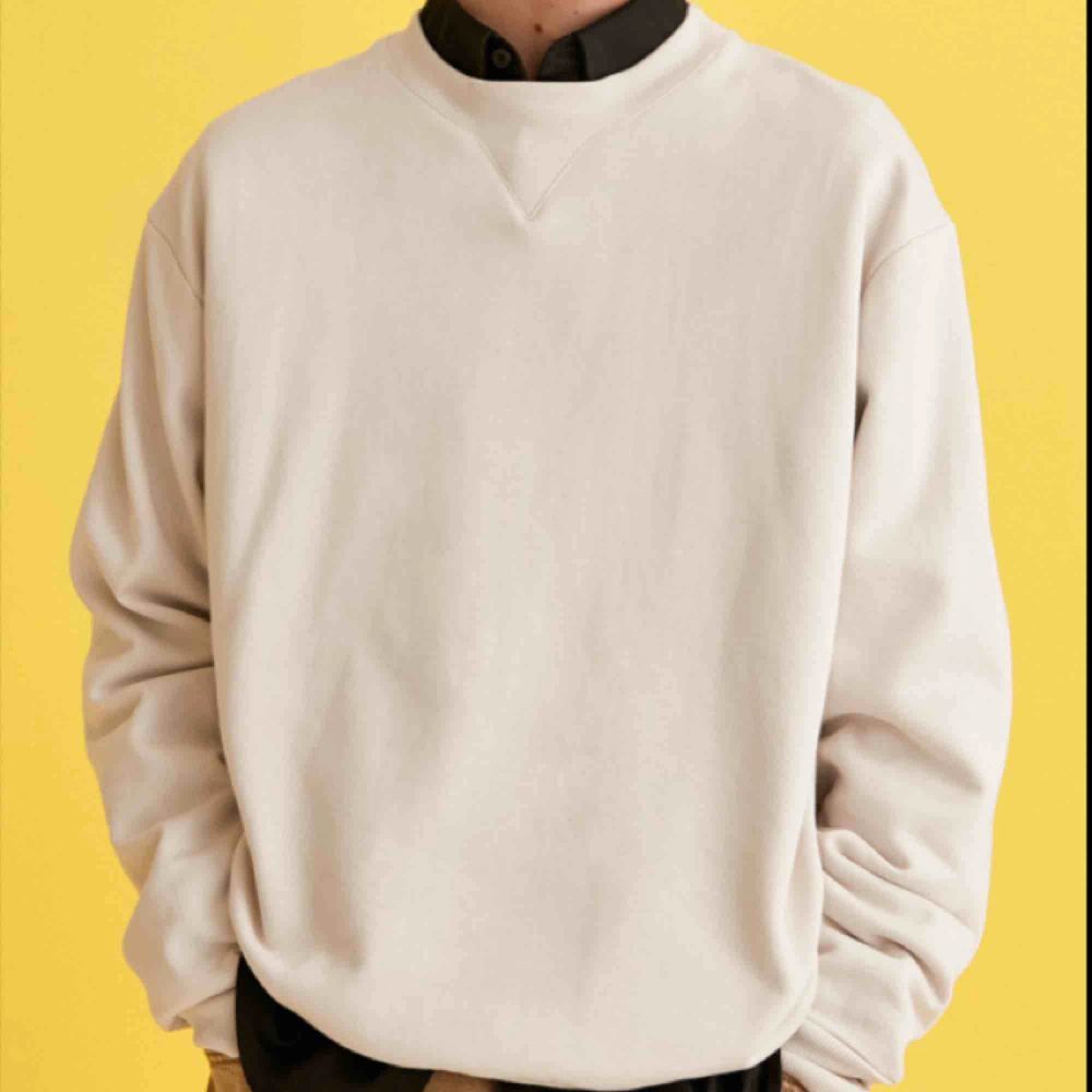 Ljusbeige sweatshirt. Köpt på Asos för 170 kr. Tröjor & Koftor.