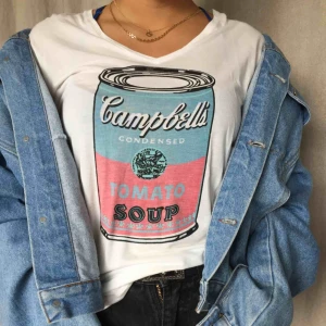  - T-shirt i jätte härliga färger och superskönt material. Passar till det mesta!! Kan mötas på söder annars står köparen för frakt🥰