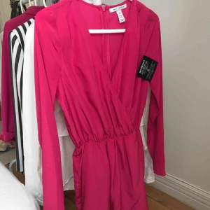  -  Cerise rosa klänning från Nelly, aldrig använd 