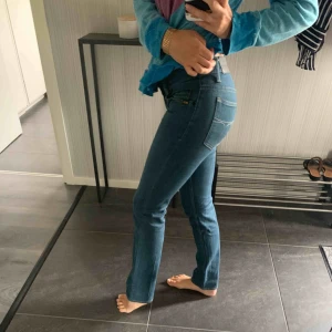  - Smala jeans från Tiger of Sweden i blå tvätt. Sparsamt använda. 
