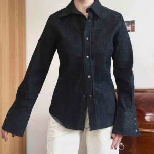  - Vintage jeans skjorta från Whyred med underbar passform. Rejält material. Möts på södermalm. Frakt +70kr 💞💞💞