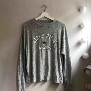  - Mjuk tröja ifrån Gina tricot i storlek S.