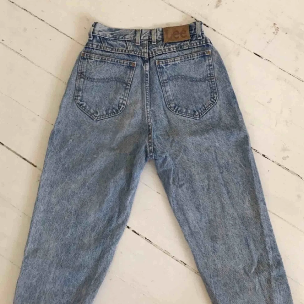 Jag säljer ett par retro ’mom-jeans’ från märket Lee, köpta på beyond retro för ungefär två år sedan. Storlek xs. Köparen står för frakt och betalningen sker via swish.☺️🦋. Jeans & Byxor.