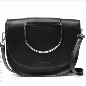  - Svart skinn imitations väska från Carin Wester I fint använt skick utan defekter.  Kan mötas upp i Tyresö, Nacka.  Köpare betalar frakt 