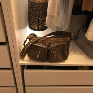  - Superfin grå väska från Noella. Passar till det mesta & rymmer EXTREMT mycket!!💕💕