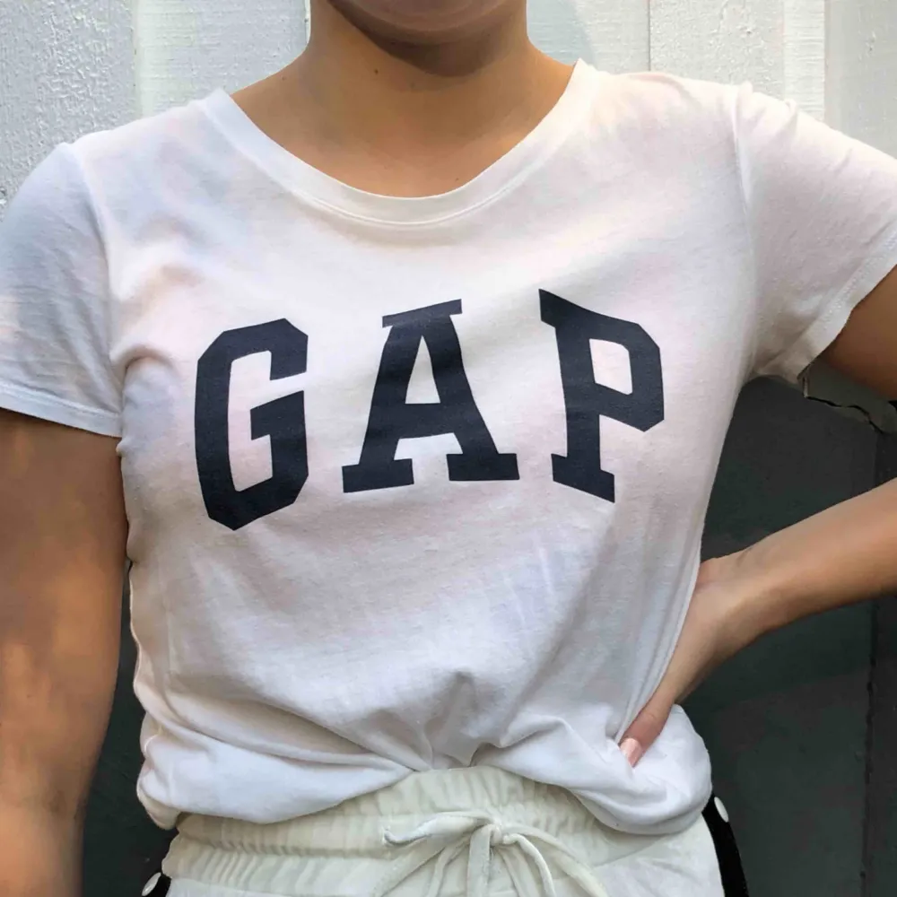 T-shirt från GAP i bra men använt skick😊 Köparen står för frakt🌸. T-shirts.