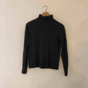  - Långärmad mörkgrå tröja med krage från Zara, Storlek S
