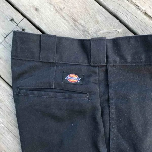  - Dickies svarta 874 Original Fit i begagnat skick. Nypris 600 kr köpta på Hollywood. Kan mötas upp i Åkersberga, Täby & Stockhom C. Köpare står för frakt :)