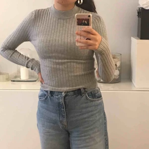  - ribbad tröja från bik bok! fraktar inte men möts upp i stockholm :)