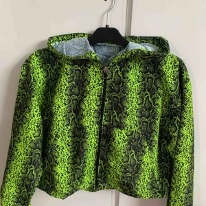  - En vindjacka i neon ormskinn 