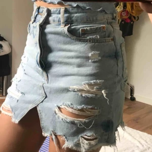  - Superfin jeanskjol från Bershka, passar XS Kika gärna in på min profil, har massvis med annonser ute! 