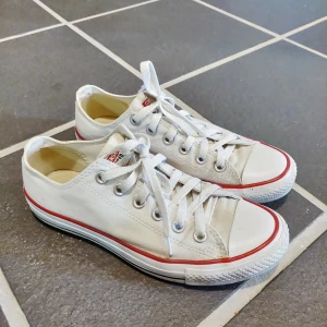  - Nästintill nya Converse. Storlek 39. Säljes för 250+ frakt. Vid snabb affär delar vi på frakten ✨