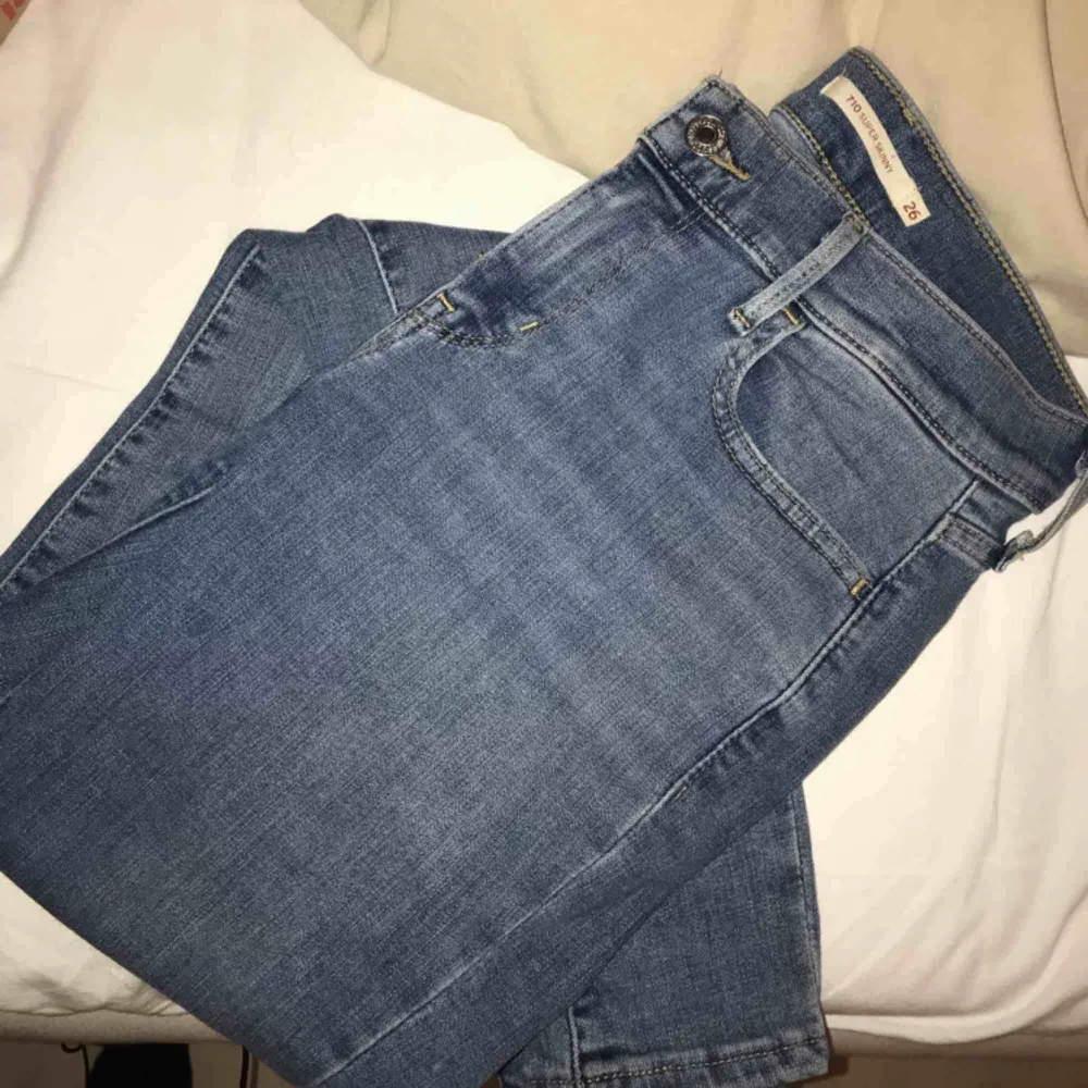 Fräscha Levis jeans 710 super skinny, sitter väldigt bra men kommer tyvärr aldrig till användning! . Jeans & Byxor.