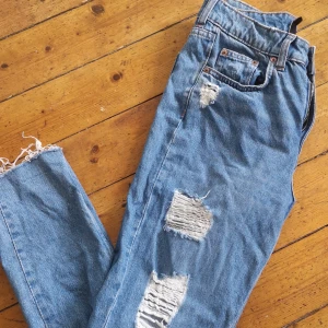  - Ett par jätte fina jeans ifrån hm som tyvärr har blivit alldeles för stora. Bara använda några fåtal ggr. Jätte fina på sitter som en smäck. Köparen står för frakten❤️