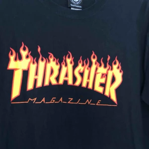  - Långarmad svart trasher tröja 