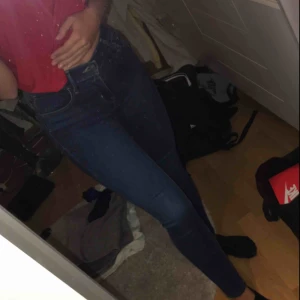  - Ett par mörkblåa lågmidjade jeans ifrån Levi’s. Jättefint sick då de inte är så använda. Säljer de för att jag inte är så förtjust i lågmidjade jeans. 