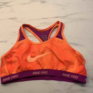  - Fin träningsstopp från Nike, XL barnstorlek. Skulle säga att den passar XS/s, 50 kr + frakt