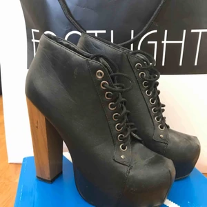  - Svarta skinnklackar köpta för ett tag sen men använda enstaka gång. Priset är ink frakt <3