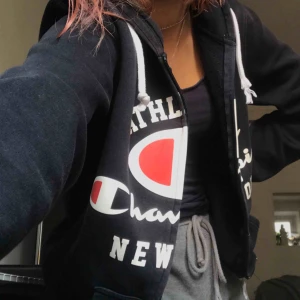  - Snygg mörkblå champion hoodie. Bra skick 