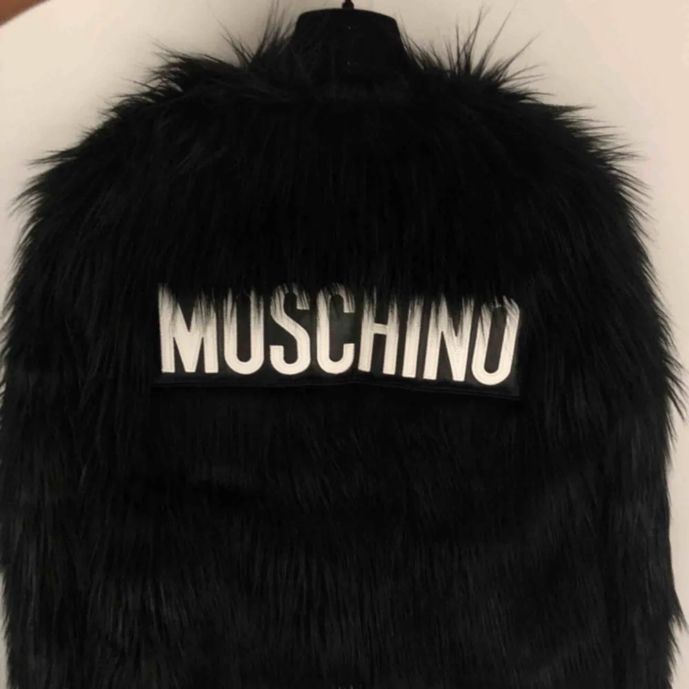 Sjukt snygg jacka från Moschino x H&M i fuskpäls. Endast testad. Nypris är 2000 kr men går inte att få tag på längre då det är ett designsamarbete.. Jackor.