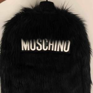 Sjukt snygg jacka från Moschino x H&M i fuskpäls. Endast testad. Nypris är 2000 kr men går inte att få tag på längre då det är ett designsamarbete.