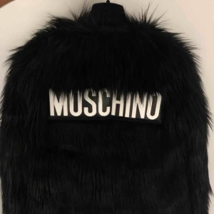  - Sjukt snygg jacka från Moschino x H&M i fuskpäls. Endast testad. Nypris är 2000 kr men går inte att få tag på längre då det är ett designsamarbete.