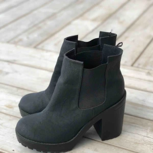  - Snygga boots med klack i storlek 40. Knappt använda, fint skick. Kan skickas, köparen står för frakten. Hämtas i Onsala.