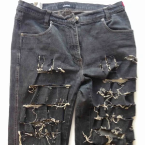  - Punkiga som fan! Unik design, med olika skärningar på låren med säkerhetsnålar. Höga i midjan, ca över naveln och raka/bootleg nertill. Sitter som en smäck💅🏽