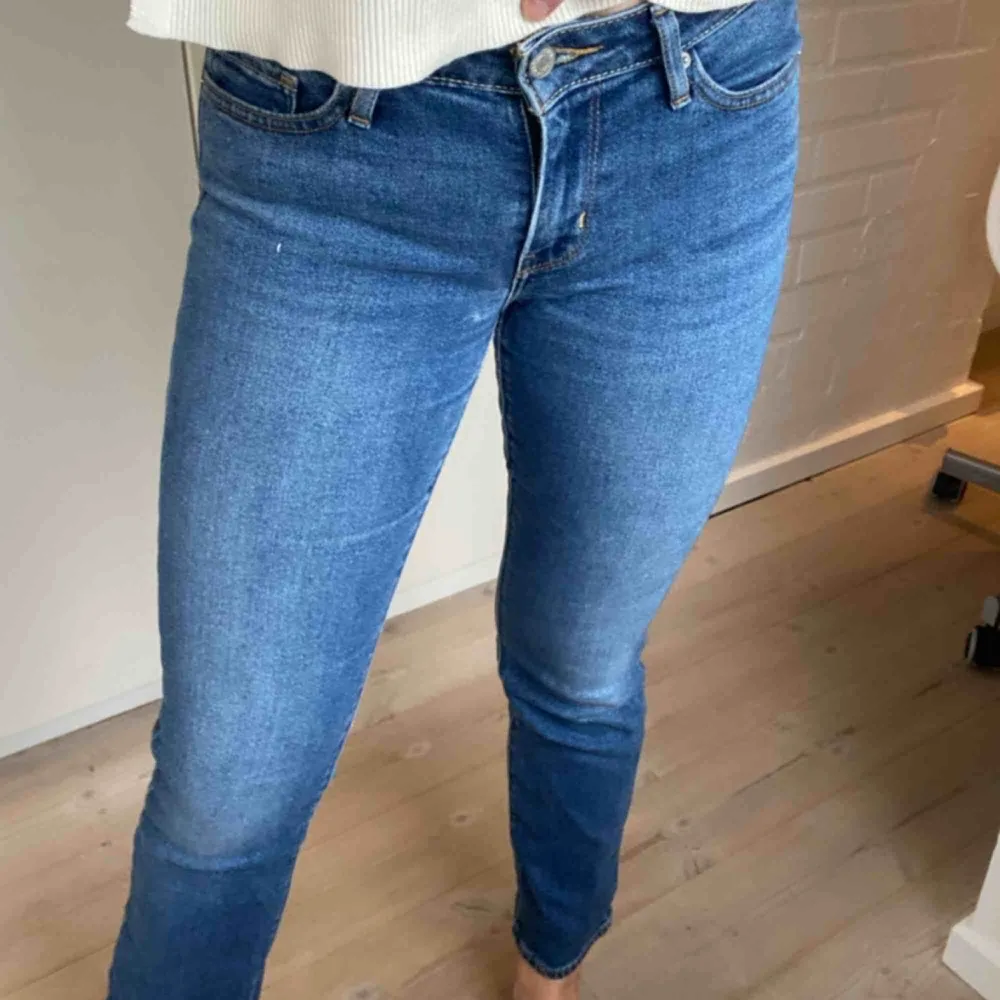 Ett par lågmidjade straight fit jeans från Levis. Skriv för mer info/bilder. Frakt tillkommer.. Jeans & Byxor.