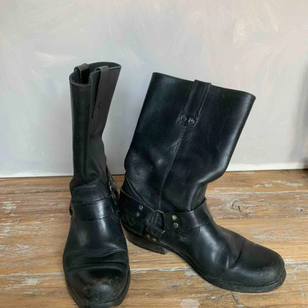 Svarta boots i äkta skinn! Inhandlade i en trendriktig och populär vintagebutik i Budapest. . Skor.