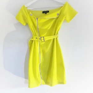  - Neon gul klänning från märket Parisian, helt ny med lappen kvar. Frakt tillkommer på 39 kr❤
