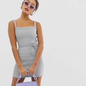  - Superfin miniklänning med ribbat mönster. Säljer då den var för kort för mig. Sitter bra men kort i storleken. Aldrig använt, lapp sitter kvar! Köparen står för frakt men kan även mötas upp i Uppsala! 