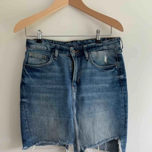  - Jeanskjol från H&M i fint skick. 