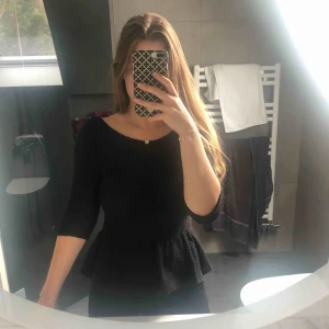  - Fin tröja från BikBok, dragkedja bak, volang nertill. Säljes pga för liten