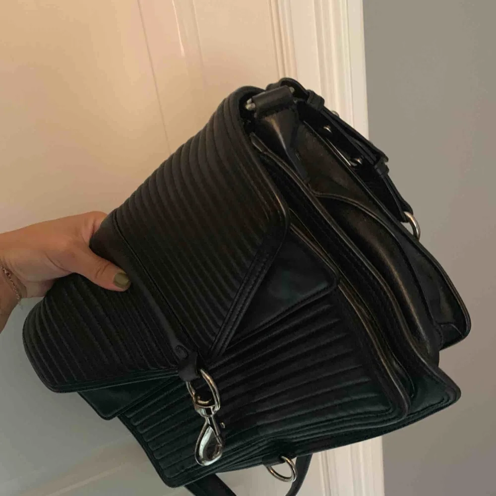 Säljer min fina väska från Rebecca Minkoff. Väskan är väl använd men i bra skick.  Måtten är: 32cm bred och ca. 20 hög.   Nypris: 3500 kr  Mitt pris: 400 kr   Hämtas upp på Södermalm eller skickas mot betalning.. Accessoarer.