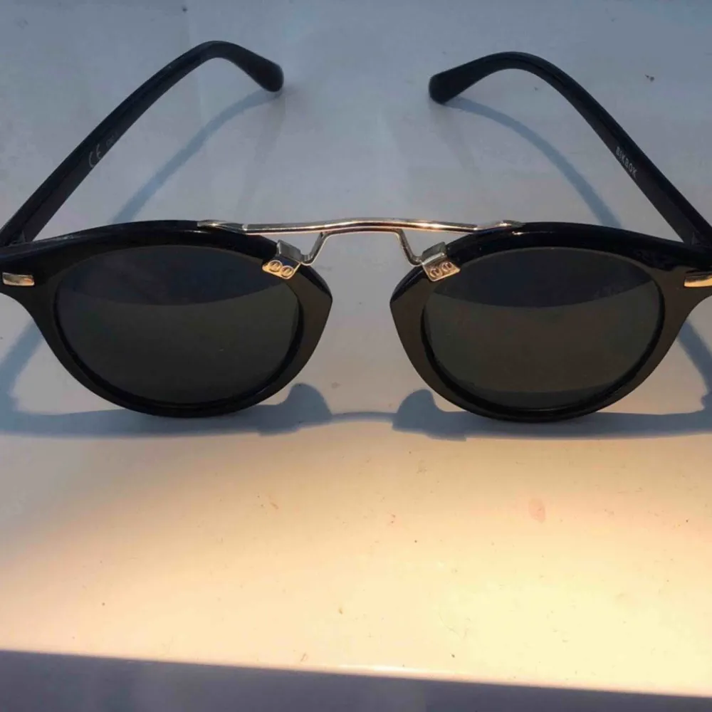 Snygga svarta solglasögon med gulddetalj från BikBok. Accessoarer.