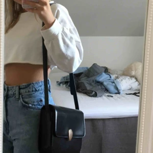  - Svart väska från glitter, kommer tyvärr inte längre till användning.