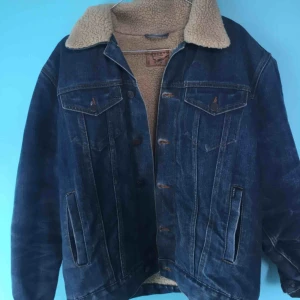  - Vintage fodrad Rocky-jeansjacka. Mycket fint skick! Varm och perfekt nu till hösten och vintern. Storlek L unisex men passar mig som är S fint som oversize.   Priset är prutbart. Kan mötas upp i Stockholm/Hägersten. Frakt betalar köparen!