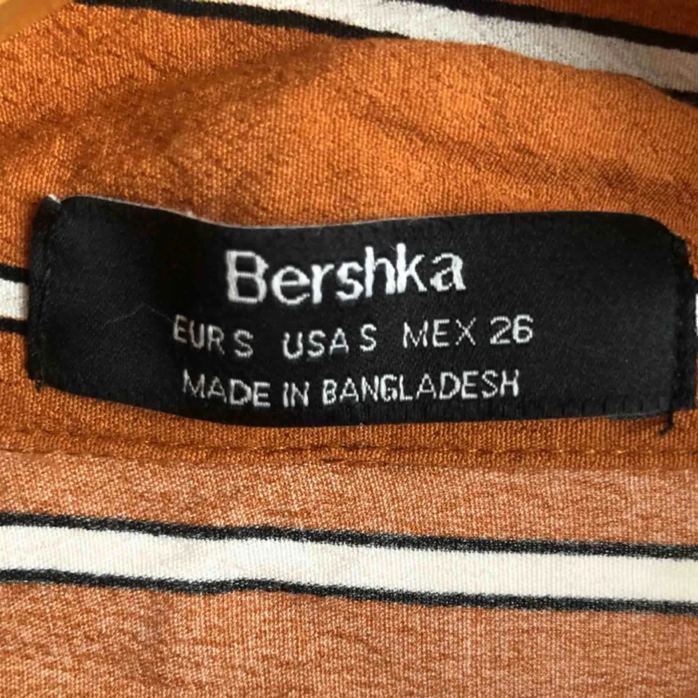 Orange randig superfin blus från bershka! Väldigt skrynklig på bilderna då den legat i min garderob ett bra tag..:(  120kr + frakt!<3. Blusar.