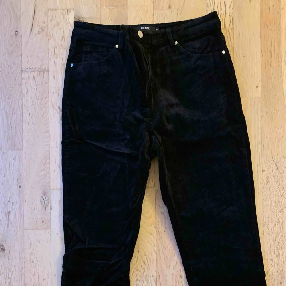 Svarta Manchester byxor från BikBok.  Använda en gång så som nya!  Jättesköna i materialet.  Passar en small - medium. . Jeans & Byxor.