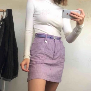  - Lila och vit-rutig kjol med insydda underbyxor! Storlek 38 men är typ oversized ? - funkar i alla fall snyggt med skärp som jag har på bilden. Annars är det bra sömmar som gör det enkelt att ev. sy in. Köpare står för frakt.
