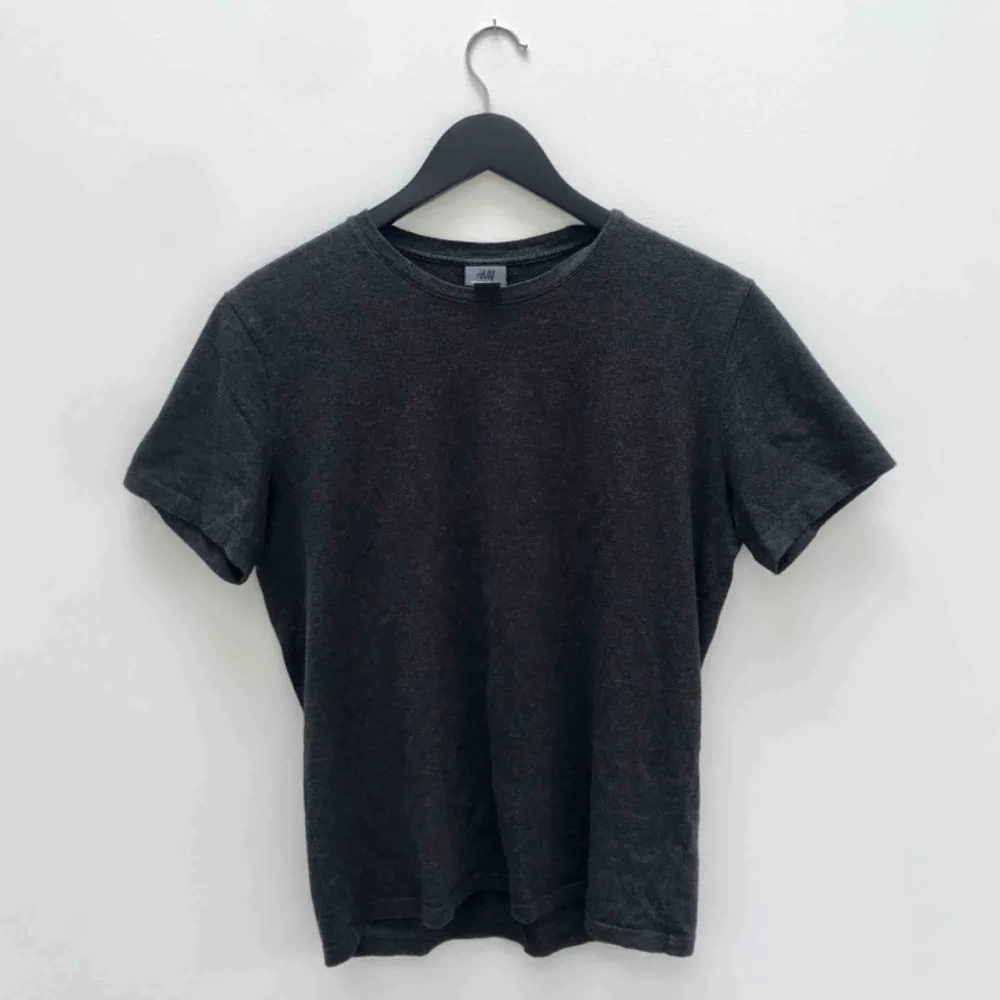 Grå T-Shirt från HM Premium Cotton 🖤 Den är från herravdelning så lite oversize. 29 kr frakt ✨. T-shirts.