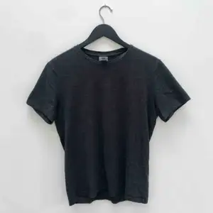 Grå T-Shirt från HM Premium Cotton 🖤 Den är från herravdelning så lite oversize. 29 kr frakt ✨