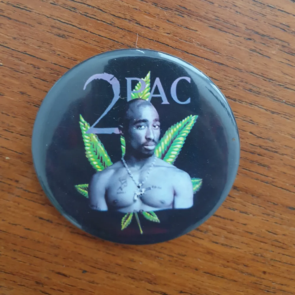 90tals Tupac pin! Kul accessoar på väskan eller tröja👌 kan skickas annars finns i Malmö. Frakt ingår . Accessoarer.