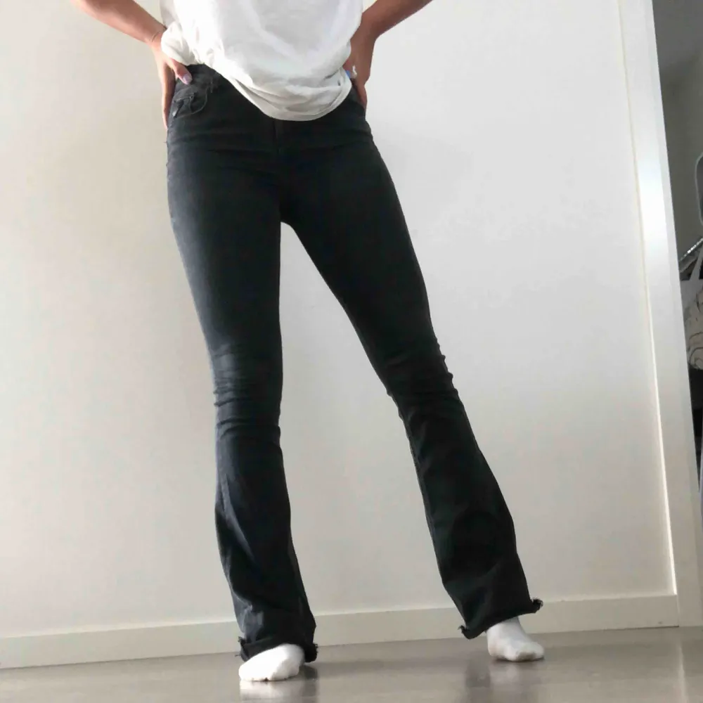 Basic svarta bootcut jeans, med mycket stretch från Lois. Storlek 26/34. Ordinarie pris 1200 kr. Jeans & Byxor.