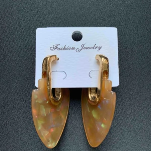  - Jättefin marmormönstrad örhänge (oanvänd)  Frakt + 9 Kr 