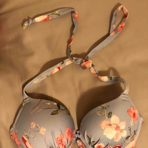  - Oanvänd blåblommig bikini med superpusch